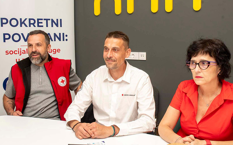 Sudionici početne konferencije projekta Pokretni i povezani – socijalne usluge u zajednici u Sunji